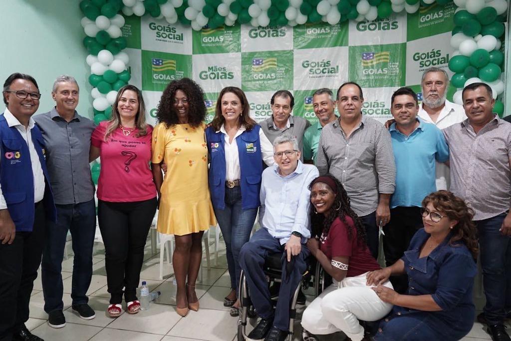 Primeira-dama Gracinha Caiado realiza entrega de mais 130 cartões do Mães de Goiás em Abadia de Goiás 