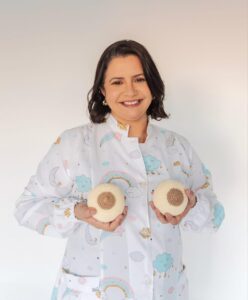 A fonoaudióloga Alessandra Santos, do Hospital Mater Dei Goiânia, explica como a fonoaudiologia pode ajudar mães e bebês a superarem dificuldades na amamentação (divulgação)