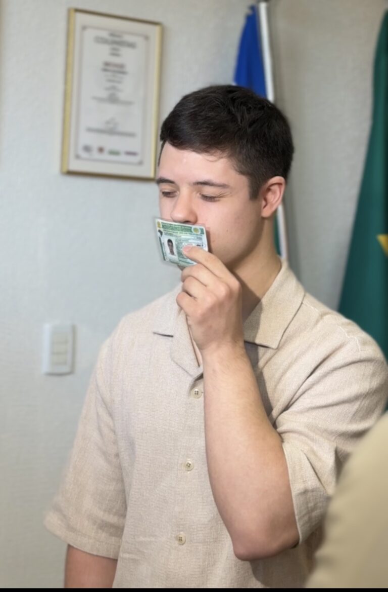 João Vitor recebe CNH em entrega oficial do Detran-GO e destaca conquista como símbolo de autonomia (foto divulgação)